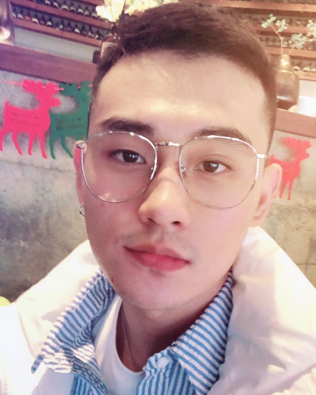 胡强很孤单的第一张照片--四川闪婚服务中心