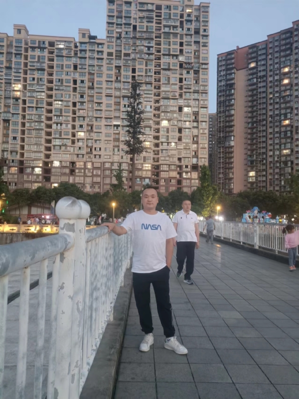 寂寞的男人的第一张照片--四川闪婚服务中心